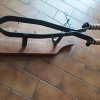 Porta prosciutto in metallo e legno