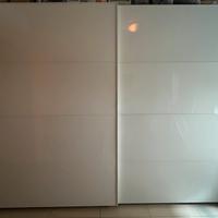 Armadio bianco con ante scorrevoli