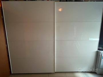 Armadio bianco con ante scorrevoli