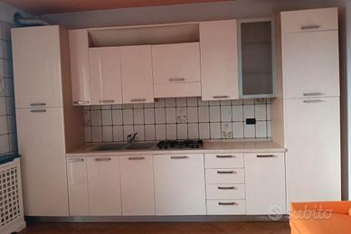 cucina con frigorifero, lavello ,fornello 