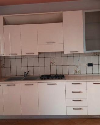 cucina con frigorifero, lavello ,fornello 