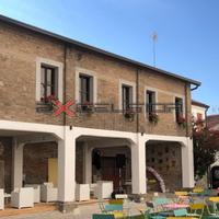 CAVARZERE: fabbricato in centro con portico