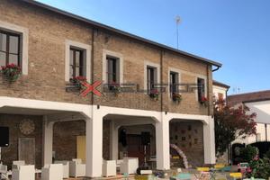 CAVARZERE: fabbricato in centro con portico