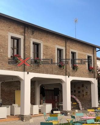 CAVARZERE: fabbricato in centro con portico