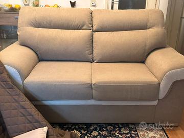 Comodo divano 2/3 posti