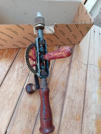 antico trapano a mano