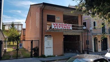 Casa con giardino, in Piazza