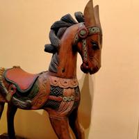 Cavallo a dondolo in legno
