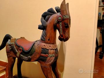 Cavallo a dondolo in legno