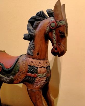 Cavallo a dondolo in legno