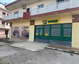 Villa Raspa di Spoltore capannone con area esterna