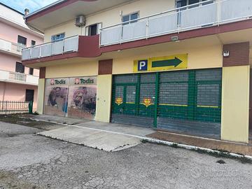 Villa Raspa di Spoltore capannone con area esterna