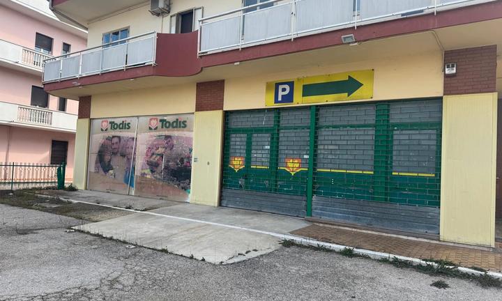 Villa Raspa di Spoltore capannone con area esterna