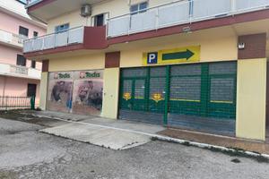 Villa Raspa di Spoltore capannone con area esterna