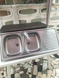 lavello in acciaio inox con miscelatore 