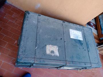 Baule militare e valigia.