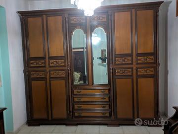 Grande armadio quattro stagioni con specchi