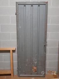 Porta in metallo da cantina o capanna