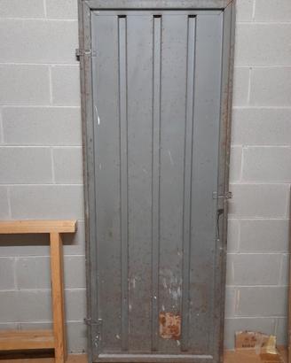 Porta in metallo da cantina o capanna