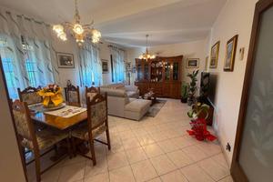 Villa di 244 m² con più di 5 locali e box auto dop