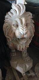 Leoni in marmo scolpiti a mano