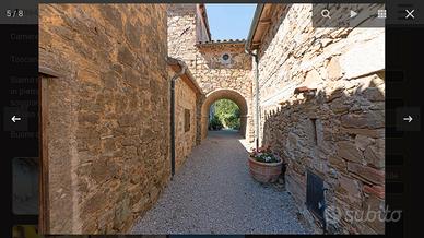 Casa rustica in piccolo borgo