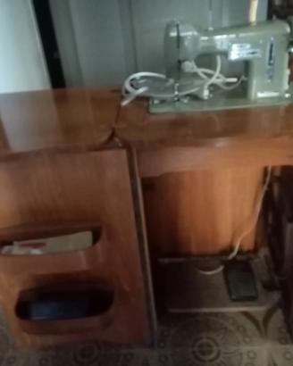 Macchina da cucire Necchi con motore