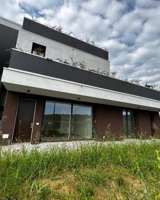Appartamento di 95 m² con 5 locali e box auto dopp