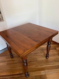 Tavolo e sedie in legno