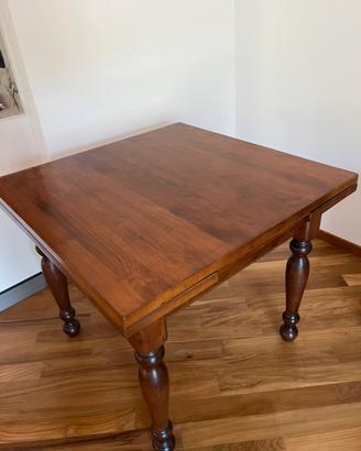 Tavolo e sedie in legno