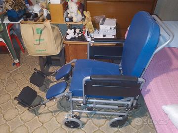 Sedia comoda con ruote da 200 mm schienale reclin.