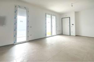 Trilocale di nuova costruzione con cortile e posto