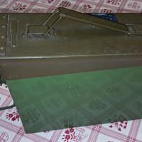 Cassetta metallica porta munizioni.