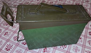 Cassetta metallica porta munizioni.