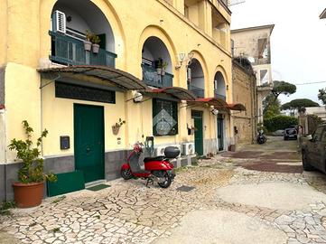 3 LOCALI A NAPOLI