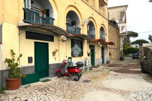 3 LOCALI A NAPOLI
