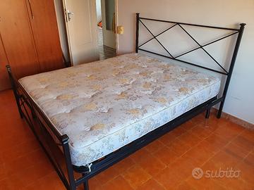 Struttura letto in metallo con rete e materasso