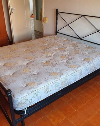 Struttura letto in metallo con rete e materasso