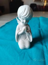 Statuina bambino che prega in ceramica biscuit 