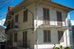 Alloggio arredato con terrazzino