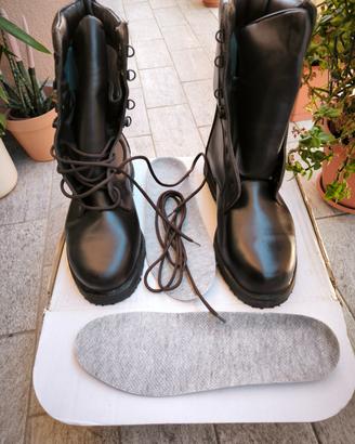 Anfibi militari in Goretex da risuolare.