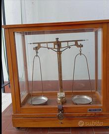 Bilancia di precisione da laboratorio, antica.