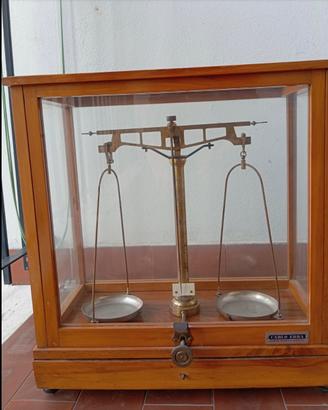 Bilancia di precisione da laboratorio, antica.