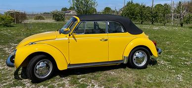 Volkswagen Cabrio gialla