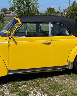 Volkswagen Cabrio gialla