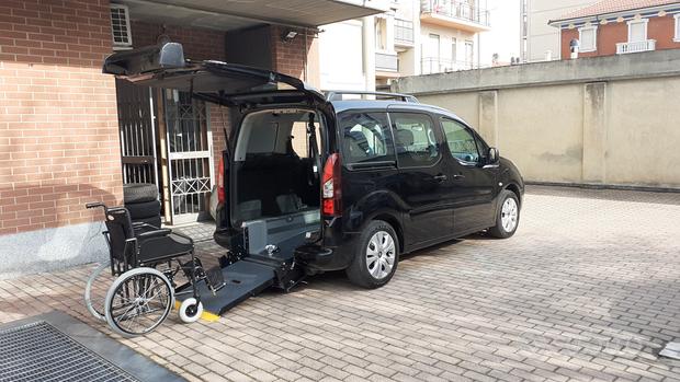 Citroen Berlingo trasporto disabili pedana ribassa