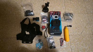 Gopro hero 10 con diversi accessori