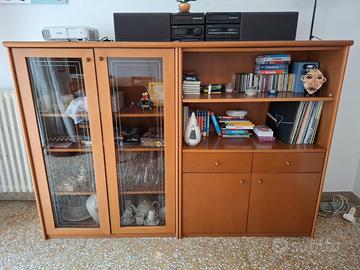 Credenza con vetrinetta di legno