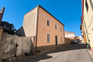 Indipendente da ristrutturare con ampio giardino