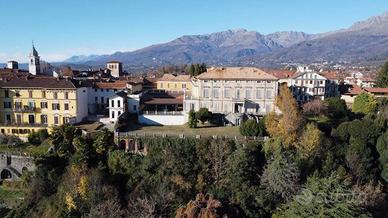Palazzo / Stabile di 3000 m² con più di 5 locali a